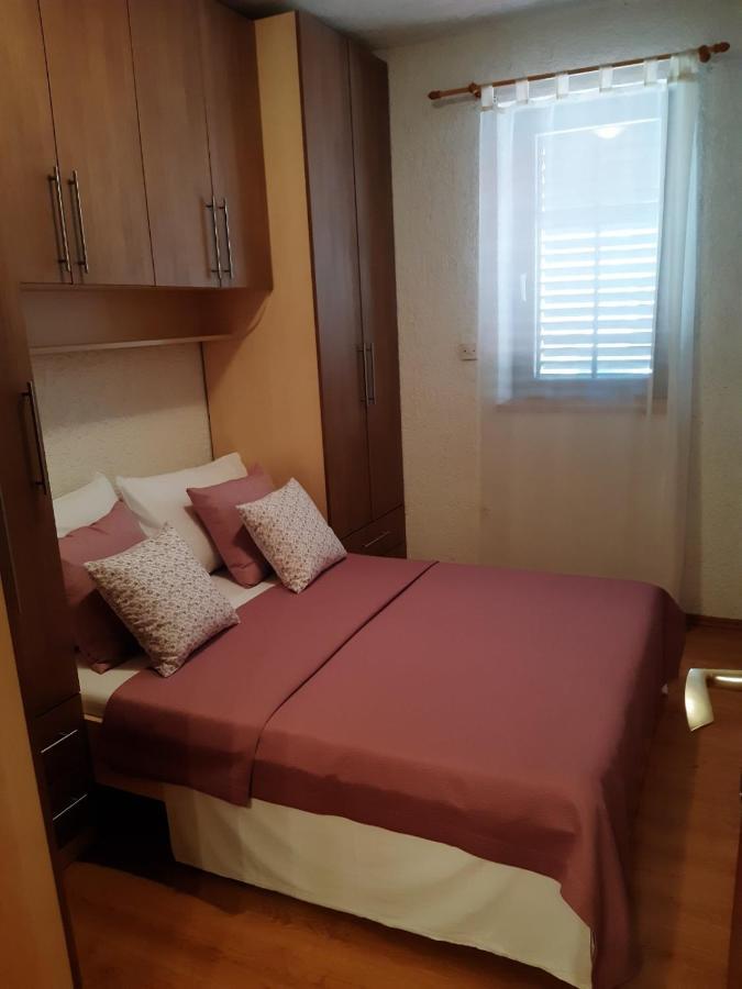 Apartment Margareta By El-Pi Tours Njivice Kültér fotó