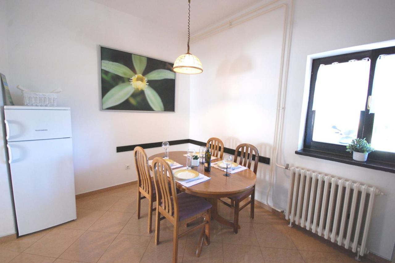 Apartment Margareta By El-Pi Tours Njivice Kültér fotó