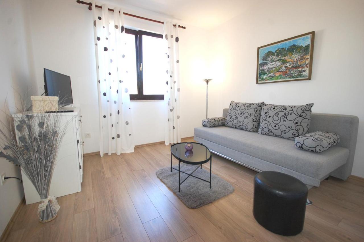 Apartment Margareta By El-Pi Tours Njivice Kültér fotó