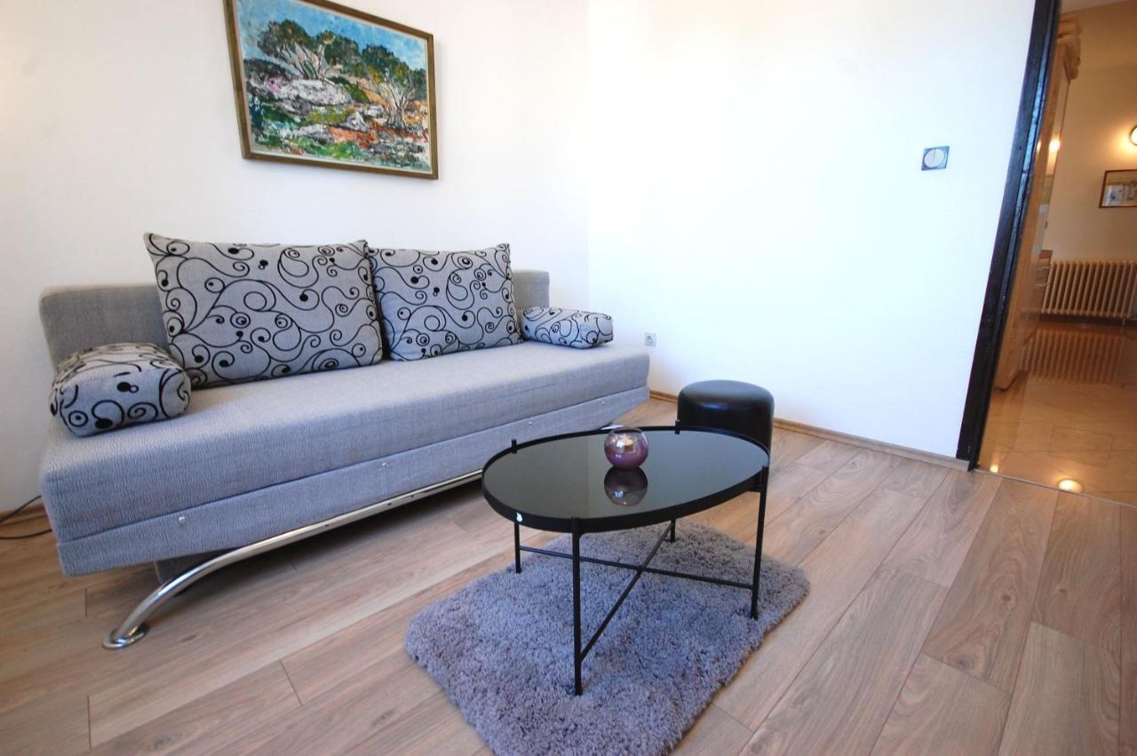 Apartment Margareta By El-Pi Tours Njivice Kültér fotó